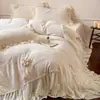 Juego de lujo de invierno estilo francés de cuatro piezas con delicado bordado, tela de terciopelo de leche, una funda nórdica de forro polar coral estilo princesa y una falda de cama cálida y engrosada