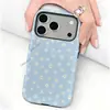 Funda de teléfono con diseño de piel de camarón estilo caliente fondo azul claro margarita pequeña iPhone17 sensación minimalista Apple 18pm película mate carcasa dura