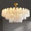 Candelabro romántico estilo francés, ambiente de lujo discreto, iluminación vintage de mediados de siglo, luz principal retro de cristal para vestíbulo y sala de estar de villa