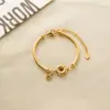 Pulseira de aço titânio explosivo banhada a ouro 18k com fecho de palavra da sorte seguro, design de nicho de luxo leve de alta qualidade para mulheres, joia que não desbota