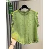 Foto real de chaleco sin mangas de algodón y lino verde con lunares, cuello redondo con volantes, corte holgado, top casual de verano transpirable