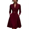 Vestido retro de cuello alto en V, ajustado con cintura ceñida y bajo amplio, bolsillos ocultos, elegante falda de longitud media