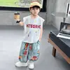 Conjunto de Verão Sem Mangas para Meninos 2026 Novo Estiloso Conjunto de Duas Peças com Colete e Calça para Bebê Menino Roupas Infantis Estilo Coreano