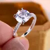 Anillo Rongxing Transfronterizo Lujo Ligero de Cuatro Garras con Piedra Redonda Principal y Piedras Incrustadas en Forma de Semicírculo en la Banda Anillo de Decoración de Boda para Mujer