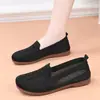 Zapatos directos de fábrica para mujer, primavera y verano, pies anchos, suela blanda, zapatos de leche, malla tejida hueca, zapatos de tela Old Beijing, zapatos de madre