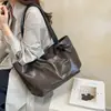 Bolsa feminina retro de couro oleado de grande capacidade, nova moda outono/inverno 2026, bolsa de ombro para o dia a dia, bolsa tote de alta qualidade