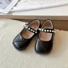 Sapatos Mary Jane Perolados Estilo Retrô para Bebê 2026 Nova Coleção Primavera/Outono Sapatos Individuais para Meninas com Uma Fivela Bico Baixo Sola Macia Sapatos de Couro