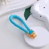 Pequeño Regalo de Año Nuevo Estilo Chino Caballo que Trae Fortuna Llavero con Corazón de Metal Perlado y Cordón de Cuero Colgante para Llave