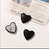 Estilo Oscuro Retro Dulce y Fresco Corazón de Cuero Botón de Corazón Colgante DIY para Bolso Accesorios para Fundas de Teléfono Móvil Accesorios para Coche