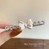 Presilha de cabelo branca estilo coreano com laço de strass, presilha versátil e requintada para franja, acessório de cabelo elegante para prender na lateral, novo acessório de cabelo elegante
