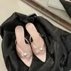 Sandálias de salto agulha acetinadas com pedrarias estilo francês, nova coleção de verão 2026, sandálias de salto alto bico aberto e bico fino, sandálias elegantes de salto baixo