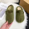 Zapatos de suela gruesa de punta cerrada 2026 sin cordones para exteriores con forro de felpa peluda invierno nuevos pantuflas de algodón pantuflas de media caña casual para mujer