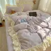 Conjunto de cama de quatro peças em veludo de leite com estampa de borboleta e renda, espessado para aquecimento no outono e inverno, incluindo uma capa de edredom de fleece de coral e um conjunto de lençóis de três peças