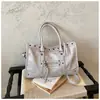 2026 Invierno Nuevo Retro Remache Bolso de Motocicleta de Moda Genial Bolso de Hombro Cruzado Bolso Tote Grande de Capacidad para Mujer
