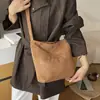 Bolsa de mão quadrada pequena de luxo leve estilo coreano para atacado para mulheres, nova coleção outono 2026, cor sólida com design de letras, bolsa de ombro e bolsa tiracolo para o dia a dia