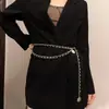 Cadena de cintura con etiqueta de rosa accesorios estilo Chanel malla metálica roja con falda de traje cinturón pantalones cadena decoración de cadena