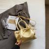 Bolso pequeño popular de verano para mujer, nuevo bolso cruzado de moda 2025, bolso de mano súper llamativo y exquisito.