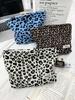 Bolsa de Cosméticos Estampado de Leopardo Ins Estampado Sobre Rojo Gran Capacidad Bolsa de Almacenamiento Portátil Bolso de Mano