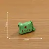 Micro-paisaje Retro Nostálgico Gorra Militar Bolsa de Tela Verde Objetos Viejos Casa de Muñecas DIY Accesorios Decorativos Mini Adornos Pequeños