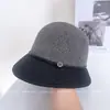 Sombrero de Pescador de Paja Elegante con Hebilla de Cuerda Simple para Mujer, Nuevo Versátil de Primavera y Verano, Sombrero de Cubo Casual con Protección Solar, Sombrero de Paja para Protección Solar en Vacaciones