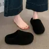 Chinelos lisos e versáteis da moda para mulheres, perfeitos para street style, visual de alta qualidade, não excessivamente na moda, confortáveis para ficar em pé e estilosos para 2026