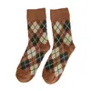 Meias de Lã Grossas para Inverno Meias de Malha com Padrão Xadrez Diamante Meias Femininas de Comprimento Médio Moda Ins Malha Infravermelha Outono e Inverno Meias de Algodão