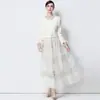 Foto Real de Elegante Conjunto de Duas Peças com Jaqueta Pequena Perfumada Ajustada na Cintura com Pedras Preciosas e Saia de Gaze, Comprimento Médio