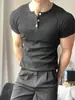Camisa Henley masculina cinza de manga curta slim fit, camiseta pesada estilo americano de verão que realça os músculos, camada base para fitness