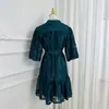 Foto Real de Roupas Femininas para Comércio Exterior: Vestido Curto de Renda Estilo Corte Europeu, Soltinho, com Cinto e Bordas Elegantes Franzidas