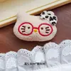 Broche de Muñeca con Forma de Conejo Bordado de Dibujos Animados Lindo Gato Kt Muñeco de Peluche Accesorios para el Cabello DIY Accesorios para Bolsas