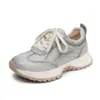 Tênis Feminino Melard de Couro Genuíno com Cadarço, Sola Grossa e Confortável, Estilo Novo Primavera 2026, Tênis Casuais Tipo "Dad Shoes"