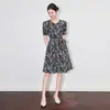 2509710 - Vestido estampado elegante e exclusivo de alta qualidade, com mangas curtas, cintura marcada e saia evasê para mulheres da Nanyou.