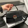 2026 Nuevo Bolso de Mano con Textura de Cocodrilo para Mujer, Piel de Lujo Ligero, Hebilla de Cuero, Solapa, Bolso Cuadrado Pequeño, Celebridad de Internet, Bolso para el Trabajo Diario