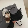 Bolso de Alto Valor Estilo Coreano Otoño 2026 Nuevo Lanzamiento Bolso de Cadena de Nicho Bolso Baguette para Debajo del Brazo Bolso de Hombro Sencillo y Elegante Bolso Cruzado