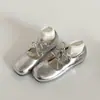 Zapatos planos bajos populares de estilo francés en color plateado para mujer, nuevo modelo verano 2026, suela suave con aumento interno de altura, versátiles zapatos Mary Jane