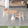 Novo conjunto de mesa e cadeiras de plástico-madeira à prova d'água e à prova de sol para uso externo, para ruas comerciais, pátios, jardins e cafés