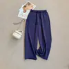 Calça cropped de moletom cinza com barra desfiada, corte solto, cintura elástica, calça de moletom de perna reta, calça casual, peça cropped de outono, calça de perna larga estreita