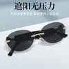 Gafas de Sol Ovaladas Pequeñas de Estilo Europeo y Americano Transfronterizas con Varillas de Metal y Borde en Forma de Abanico sin Marco Incrustado de Diamantes, Gafas de Sol Personalizadas para Mujer con un Toque de Lujo