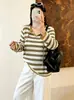 Blusa de tricô listrada color block com decote V e cordão para mulheres plus size, estilo outono 2026, modelagem solta e que valoriza a silhueta para mulheres plus size