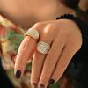 Moda europea y americana retro adornos de mano micro incrustados con diamante completo cóncavo acero de titanio chapado en oro real de 18k lujo ligero anillo de dedo para comida al por mayor