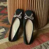 Sapatos rasos slip-on populares e versáteis com solas planas e macias, nova coleção outono 2026, mocassins slip-on estilo francês para o trajeto diário das mulheres