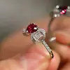 Anillo de Lujo Ligero de Moda con Forma de Corazón de Corindón Rojo Lazo Nudo Súper Hada Elementos de Mariposa Diamante Rojo Sangre de Paloma Banda de Anillo para Mujer Corazón de Amor