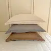 Fronha de gaze plissada, 100% algodão, hipoalergênica, disponível em todos os tamanhos para crianças e adultos, cor sólida, adequada para estudantes e uso individual.