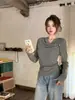 Foto real de uma camiseta feminina simples de cor sólida com mangas compridas, novo estilo primavera e outono 2026, blusa básica fina slim fit com gola alta empilhada