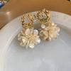 Pendientes de perlas con flores plisadas de aguja plateada de estilo francés, sencillos y elegantes, combinables con todo, ligeros y lujosos, de alta gama para mujer.