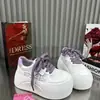 Nuevas Zapatillas Deportivas Blancas de Moda Casual con Suela Gruesa y Diseño de Malla, Calzado Deportivo Versátil para Aumentar la Altura para Comercio Transfronterizo, Nueva Moda Primavera/Verano 2026