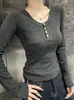 La tendencia popular de ropa para mujer de este año para el otoño de 2026 es la camiseta de manga larga con medio botón y bolsillos de estilo minimalista.