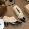 Sapatos de salto alto pontudos da moda com forro de pelúcia, tamancos femininos de inverno 2026, salto grosso emagrecedor, sapatos de algodão com boca de pelúcia
