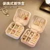 Caja de joyería de PU estuche de almacenamiento portátil para pendientes, accesorios para manos, collares, anillos, mini organizador de pendientes pequeño y exquisito