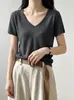 Camiseta de punto gris estilo coreano, nuevo modelo verano 2026, casual, versátil, corte holgado, adelgazante, cuello en V, manga corta